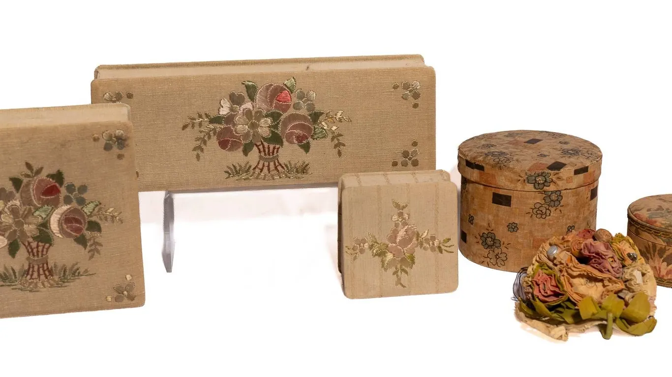 FABRIC JEWELRY AND TRINKET BOXES WITH PADDED LIDS.