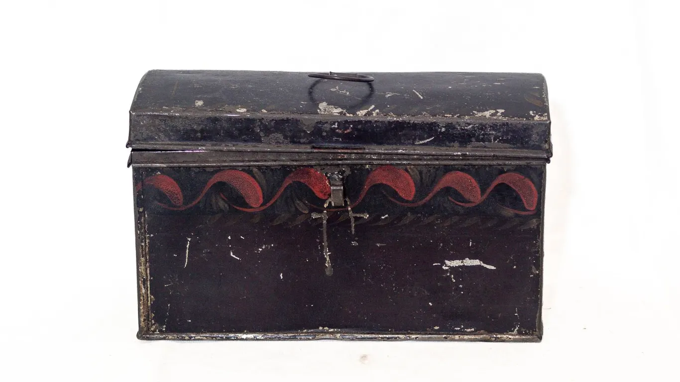 ANTIQUE TOLEWARE DOCUMENT BOX.