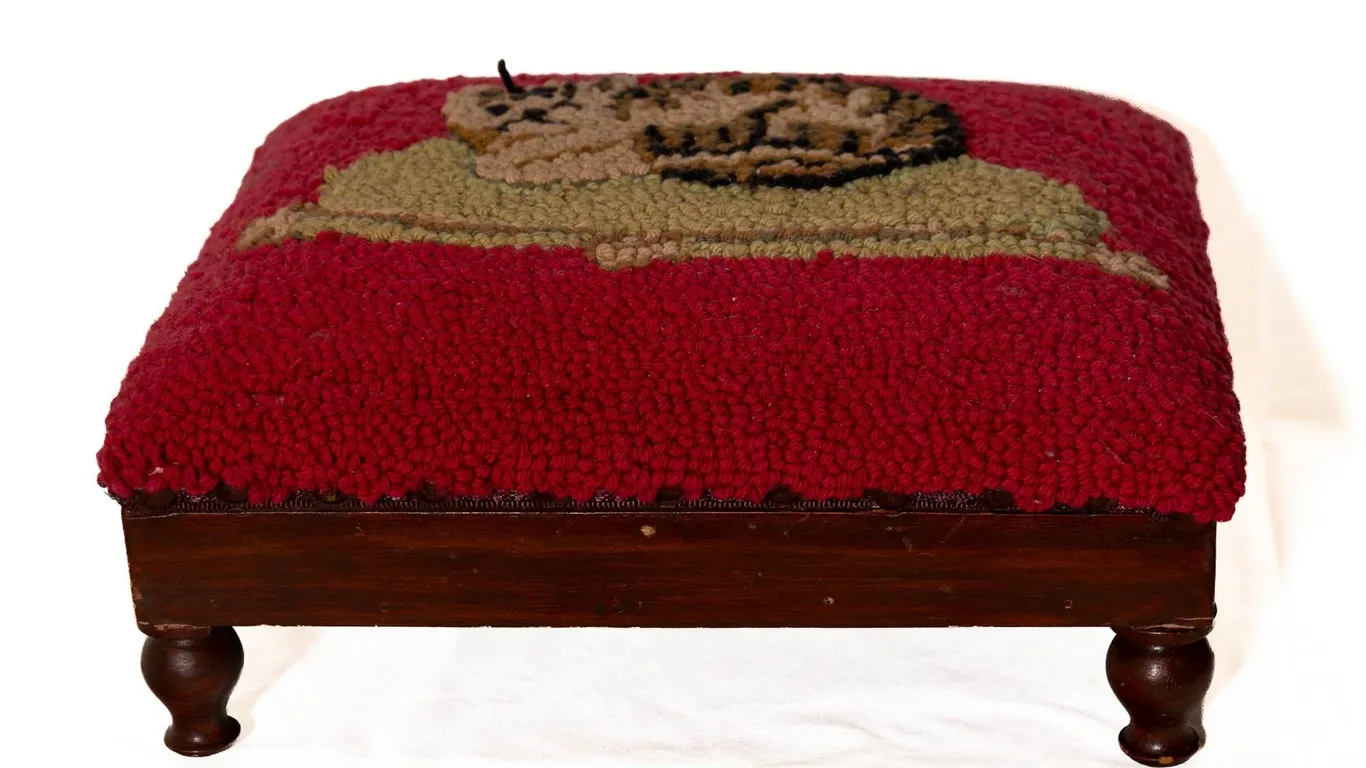 HOOKED RUG CAT FOOTSTOOL WITH WOODEN FRAME.
