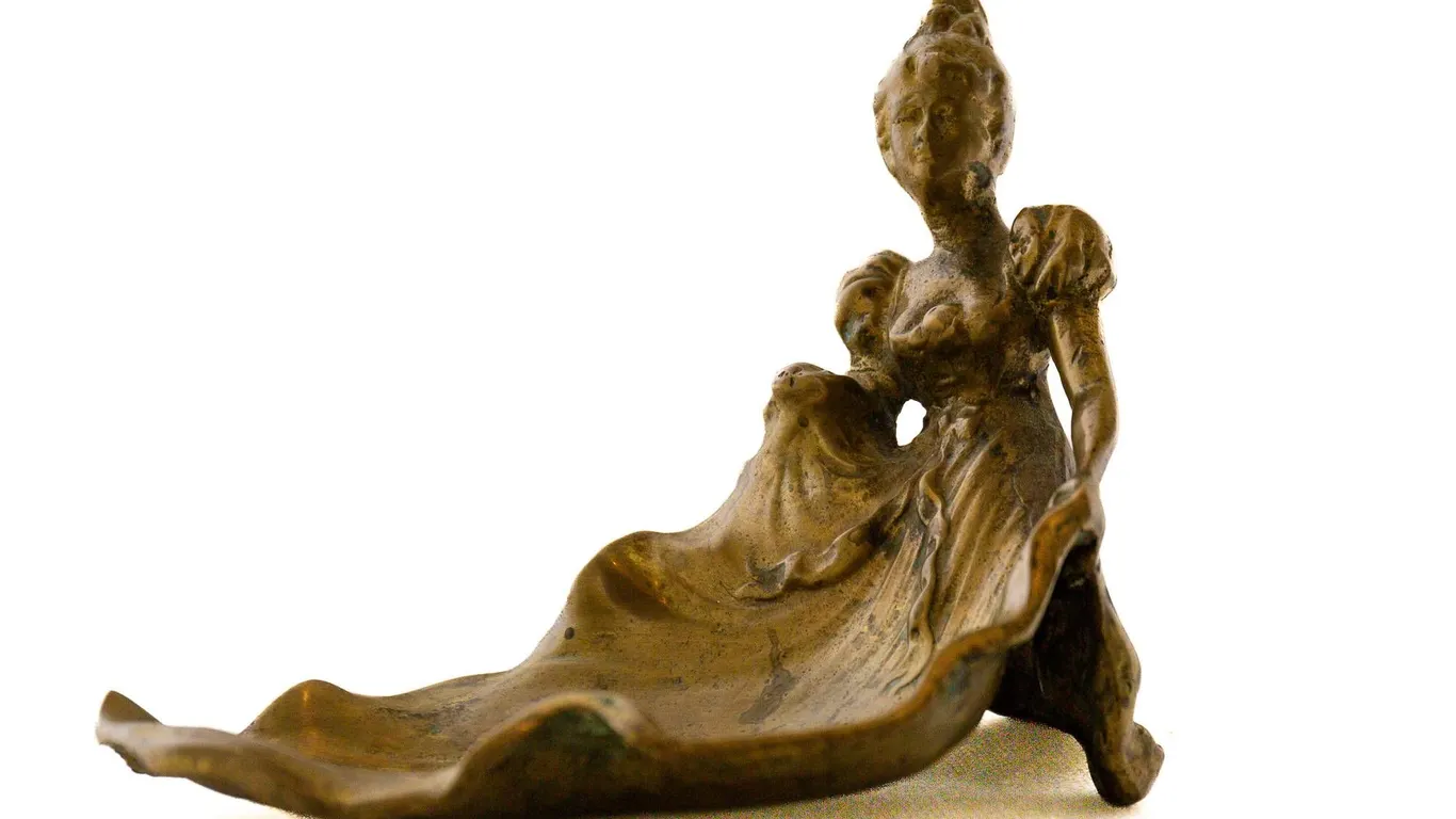 BRASS ART NOUVEAU TRINKET DISH FEATURING A WOMAN.