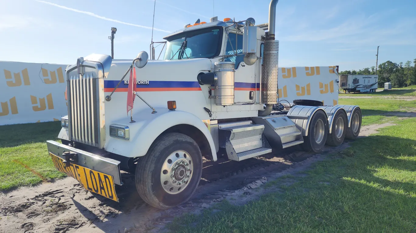 2007 KENWORTH W900L TRI AXLE DAY CAB TRUCK TRACTOR VIN: 1XKWPBEX17J173719