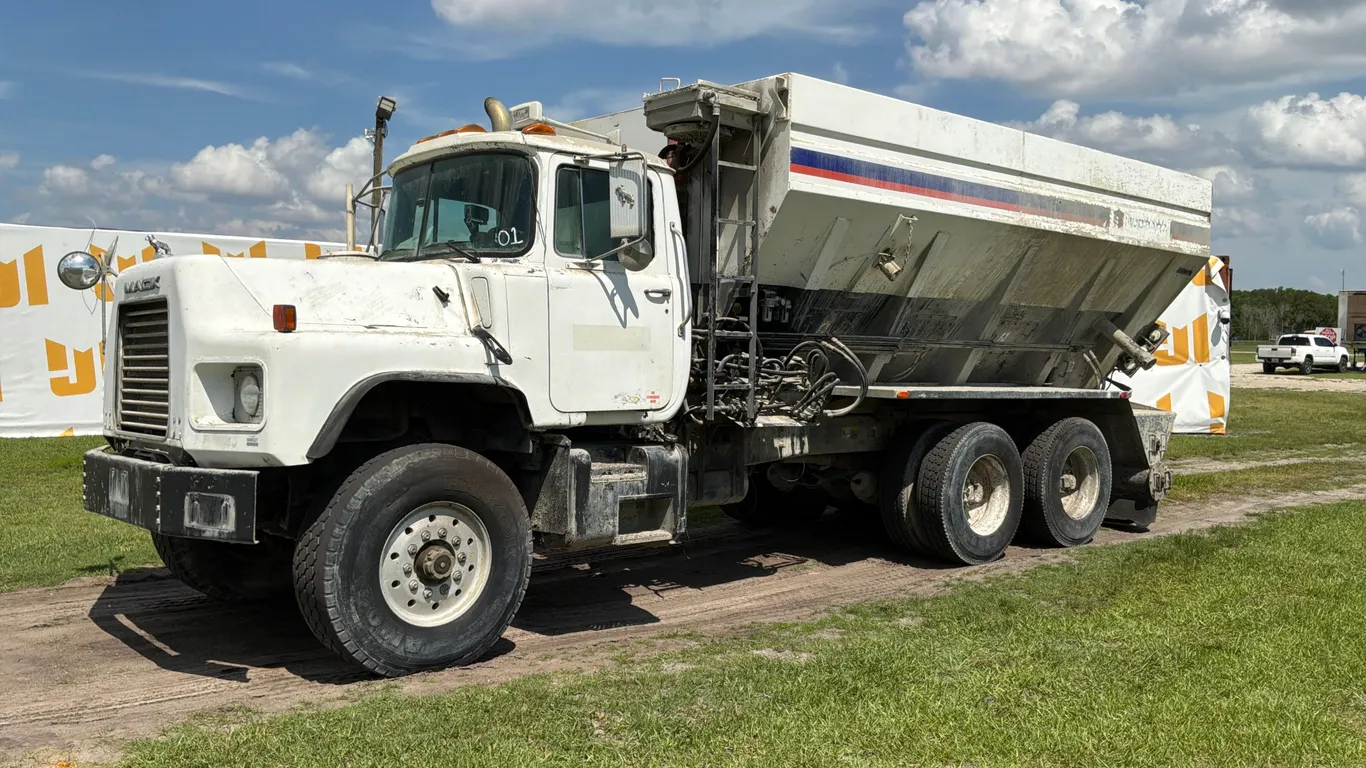 2001 MACK DM690S TANDEM AXLE REAR DISCHARGE PLACEMENT TRUCK VIN: 1M2B221C91M028473