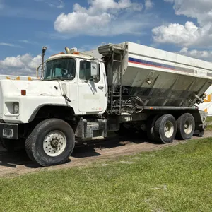2001 MACK DM690S TANDEM AXLE REAR DISCHARGE PLACEMENT TRUCK VIN: 1M2B221C91M028473