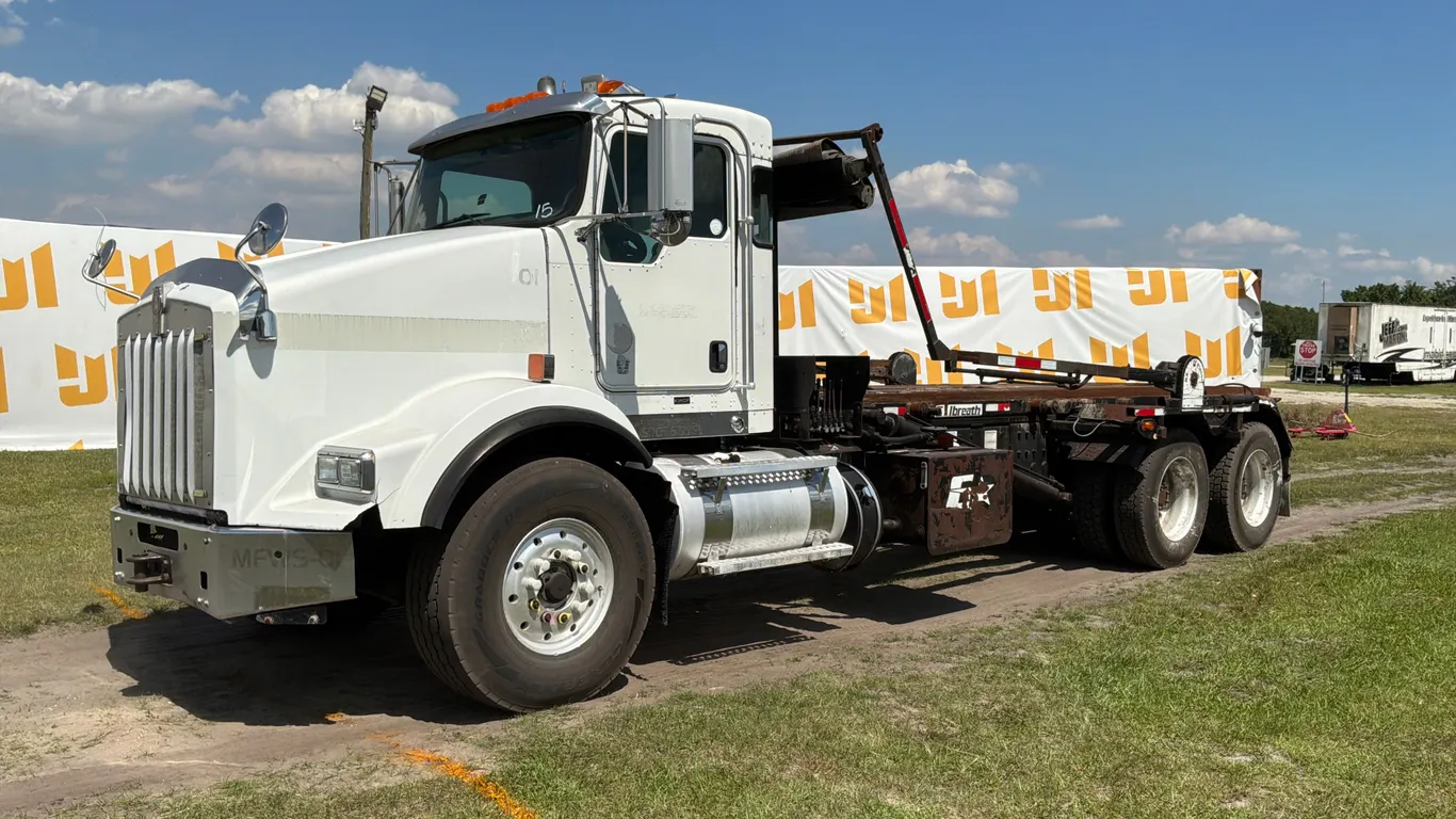 2015 KENWORTH T/A ROLL OFF TRUCK VIN: 1NKDLP9X9FJ448157