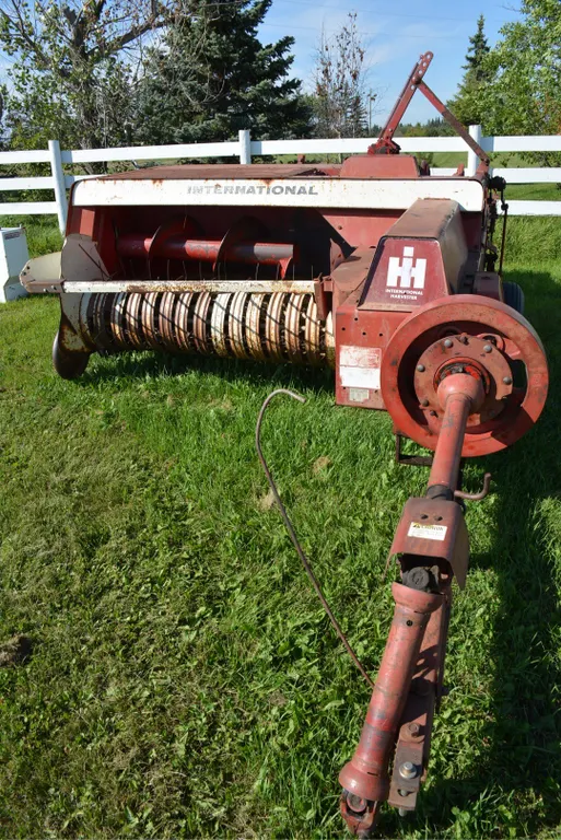 International 430 Square Baler