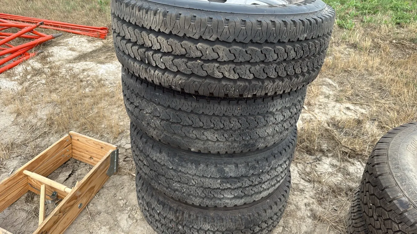 ID 1123 265/70/17 AT Tires/Rims