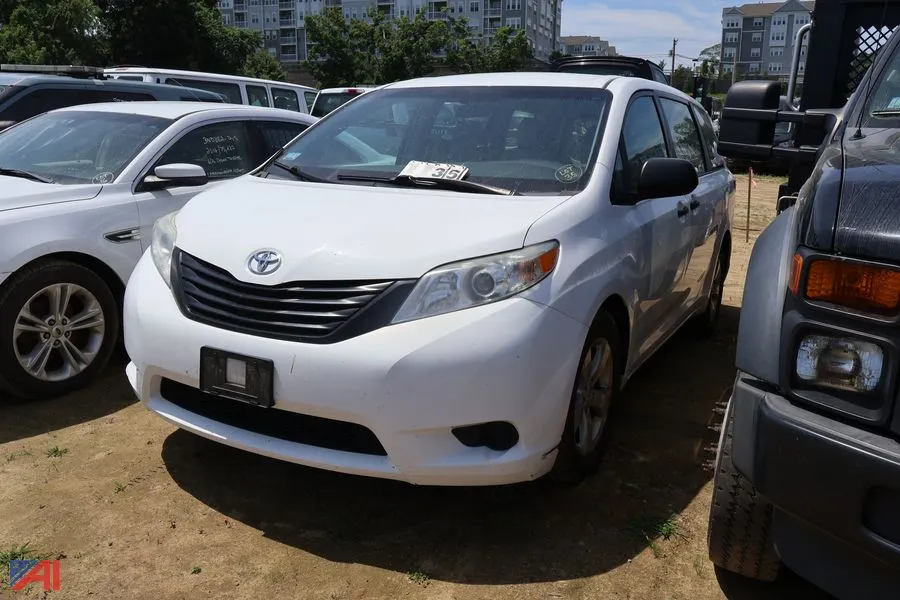 2017 Toyota Sienna Mini-Van (H237)
