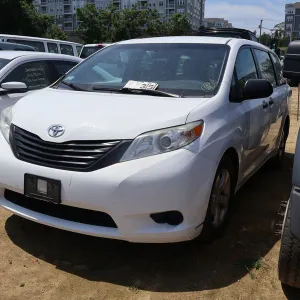 2017 Toyota Sienna Mini-Van (H237)