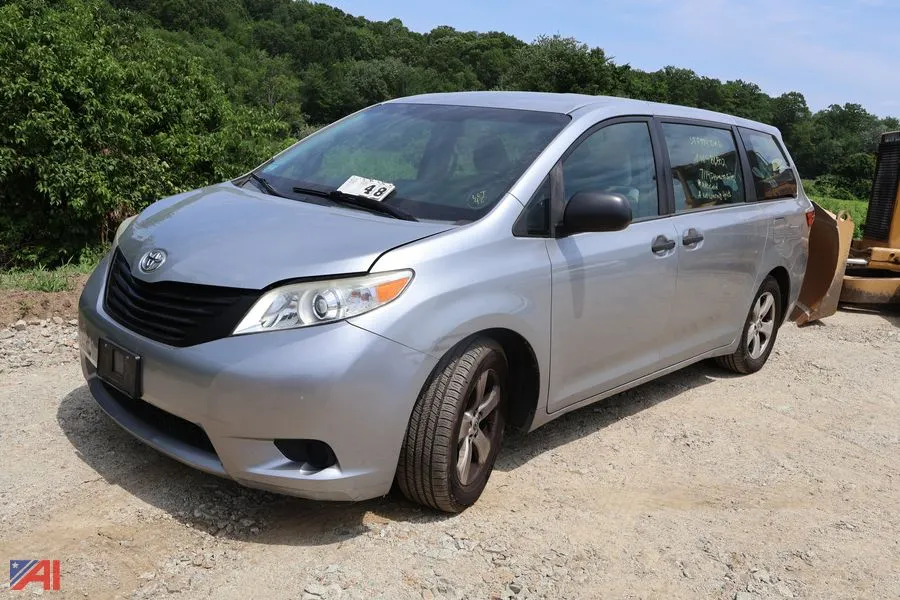 2016 Toyota Sienna Mini-Van (F774)