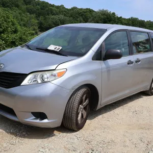 2016 Toyota Sienna Mini-Van (F774)