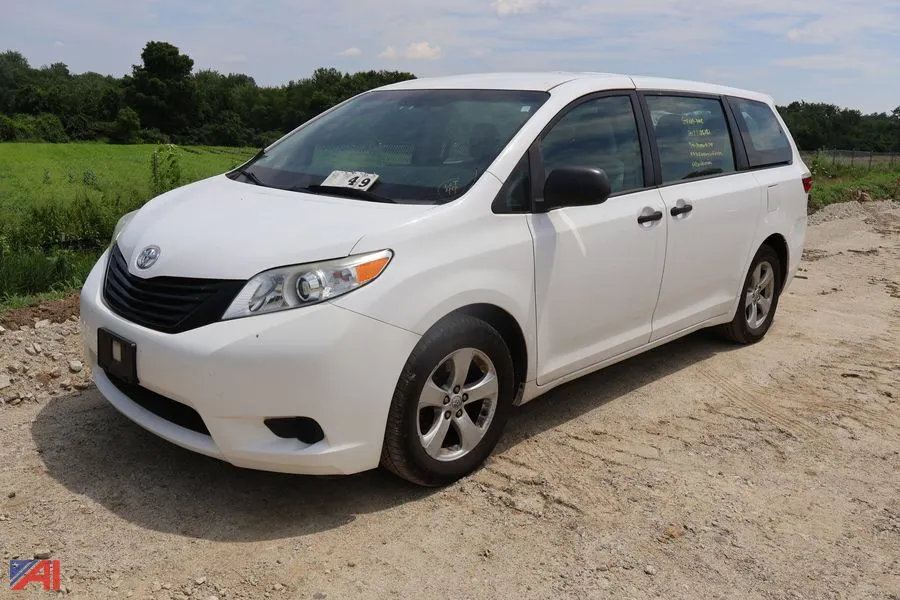 2017 Toyota Sienna Mini-Van (H229)