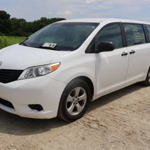 2017 Toyota Sienna Mini-Van (H229)