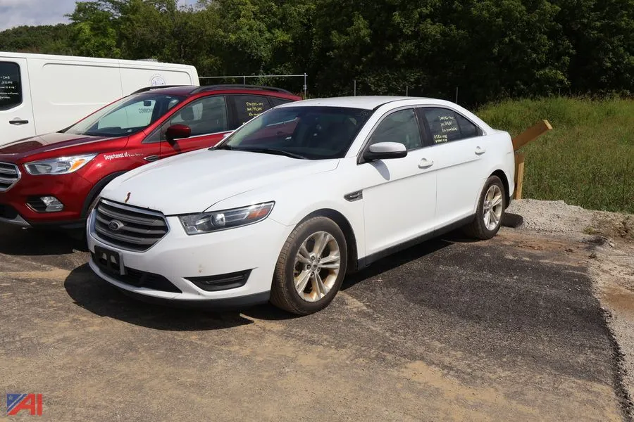 2016 Ford Taurus Sedan (3ND352)