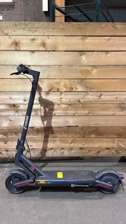 NAVEE E-SCOOTER ( WORKING CONDITION UNKNOWN/ NO CHARGER )
