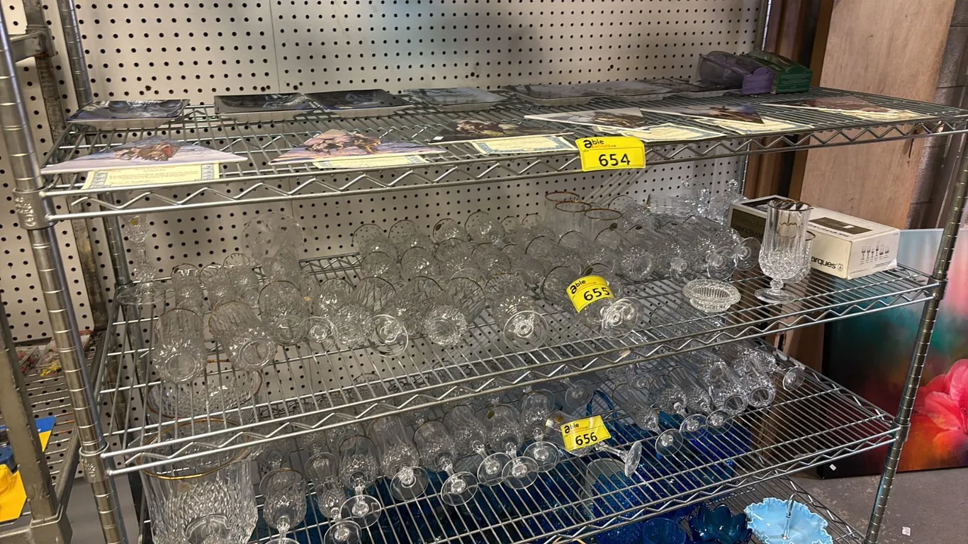 SHELF OF ASSORTED GLASS AND CRYSTAL WARE