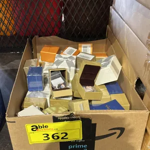 BOX OF ASSORTED *NEW* FASHION RINGS & PENDANTS IN JEWELRY BOXES