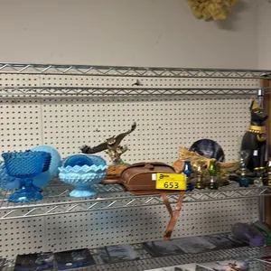SHELF OF ASSORTED GLASSWARE AND COLLECTABLES