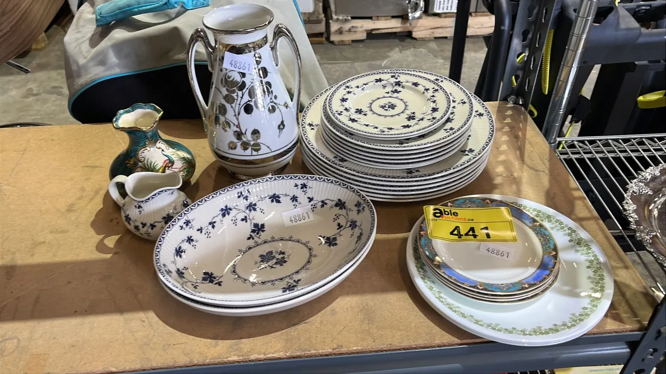 COLLECTION OF ASSORTED CHINA: ROYAL DOULTON "YORKTOWN", CRESCENT & SONS "VIRGINIA" & MORE