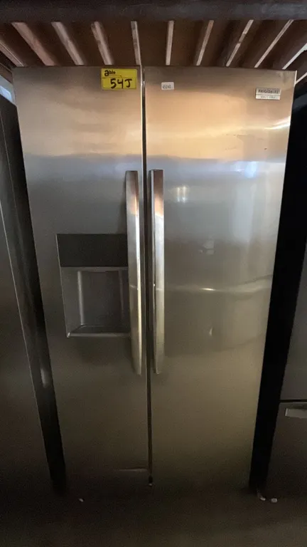 FRIGIDAIRE GALLERY STAINLESS STEEL SIDE-BY-SIDE FRIDGE WITH WATER/ICE DISPENSER 33"W