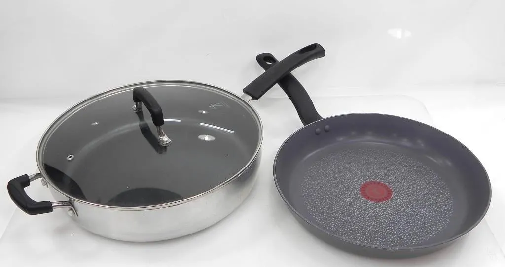 PAIR OF 11" NON-STICK FRYING PANS