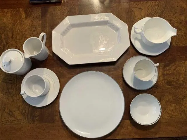 BOX LOT: A SELECTION OF ASSORTED DINNERWARE: