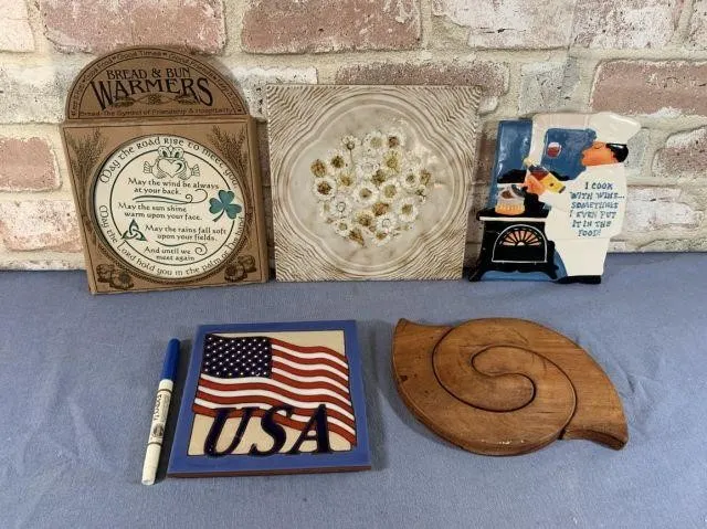 (5 PCS) ASSORTED WALL HANGINGS / TRIVETS