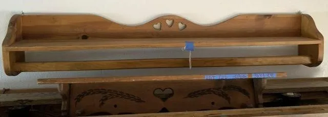 (2 PCS) WOODEN WALL SHELVES WITH QUILT RAIL