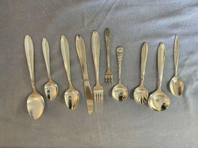 BOX LOT: SELECTION OF ASSORTED FLATWARE