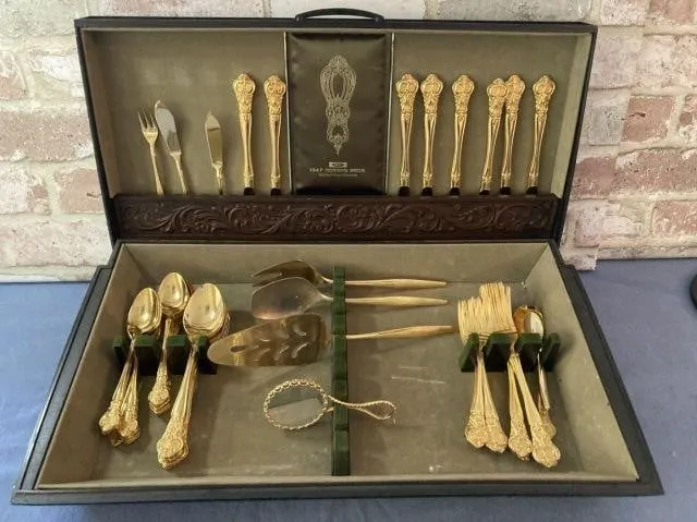 GOLD-TONE FLATWARE IN A VINTAGE 1847 ROGERS