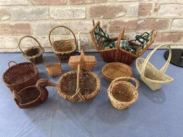 BOX LOT: LARGE SELECTION OF MINIATURE BASKETS