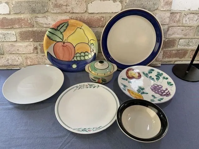 (2 BOXES) SELECTION OF ASSORTED DINNERWARE: