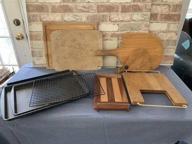 SELECTION OF ASSORTED CUTTING BOARDS AND