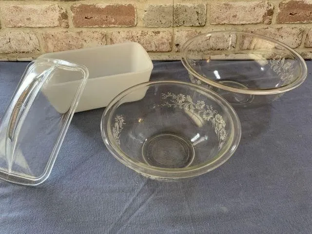 (2 PCS) SET OF 2 VINTAGE PYREX MIXING BOWLS IN