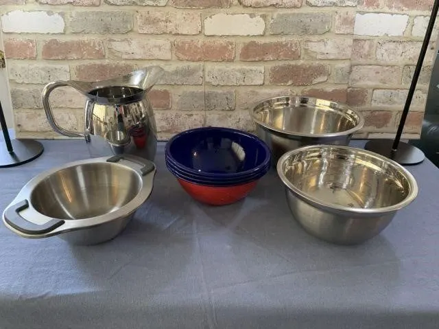 BOX LOT: ASSORTED KITCHEN BOWLS: 4 RED & BLUE