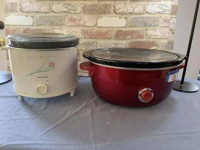 (2 PCS) PROCTOR SILEX CROCK POT AND A RED