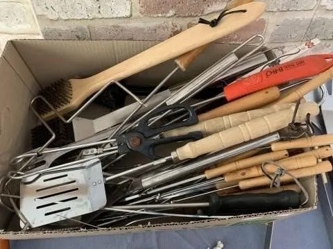 LARGE SELECTION OF ASSORTED GRILLING UTENSILS