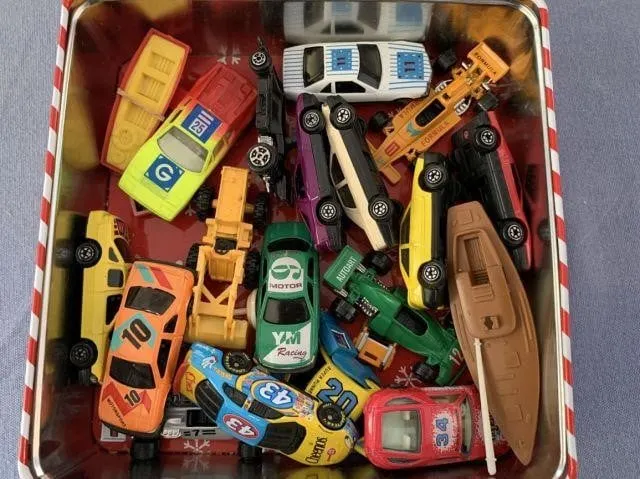 BOX LOT: ASSORTED GAMES, TOYS, A COLLECTION