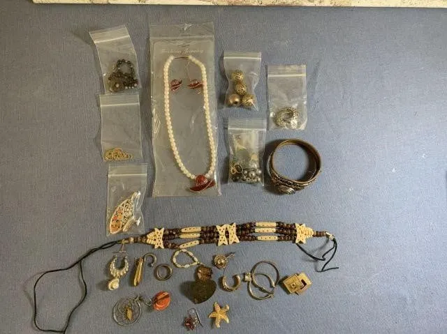 BAGGED LOT: SELECTION OF JEWELRY, SOME PARTS