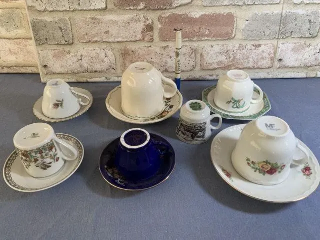 (6 SETS) TEA CUPS AND SAUCERS & A SINGLE CUP