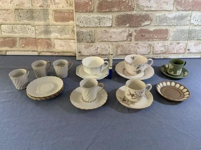 (8 SETS) TEA CUPS AND SAUCERS & A SINGLE SAUCER