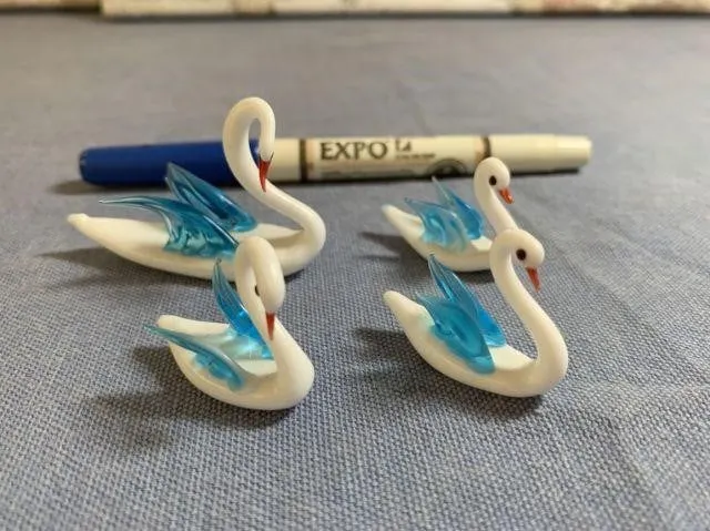 BAGGED LOT: 4 PCS MINIATURE ART GLASS SWANS