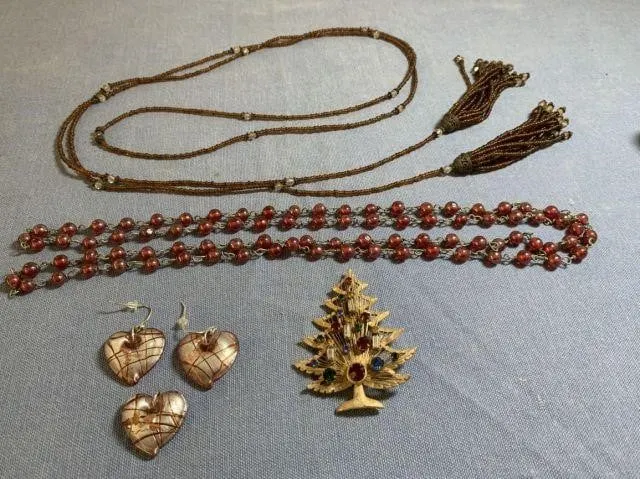 BAGGED LOT OF ASSORTED JEWELRY: CHRISTMAS