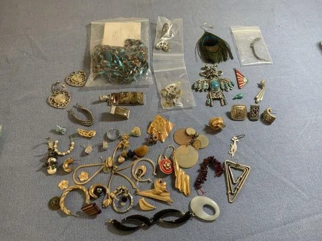 BAGGED LOT: LARGE SELECTION OF JEWELRY PARTS