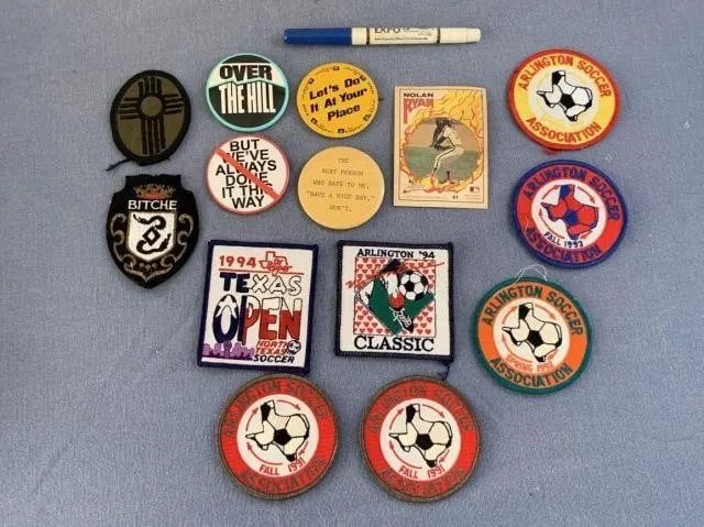 BAGGED LOT: ASSORTMENT OF FABRIC BADGES &