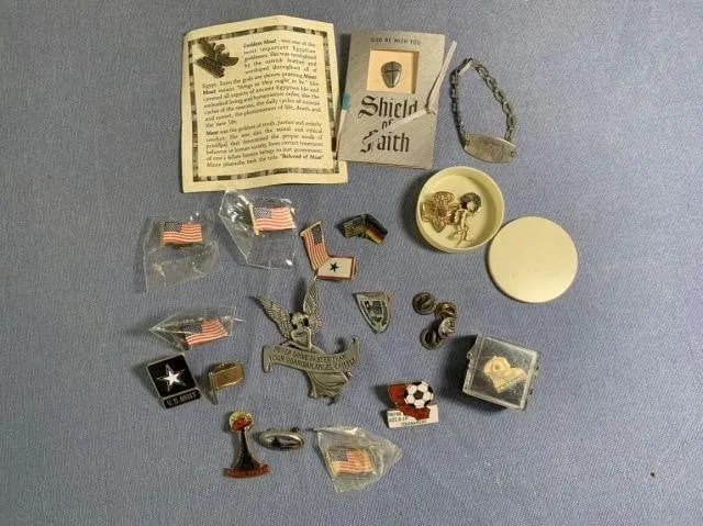 BAGGED LOT: SELECTION OF ASSORTED LAPEL PINS
