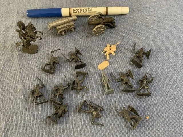 BAGGED LOT: SELECTION OF 16 PCS MINIATURE