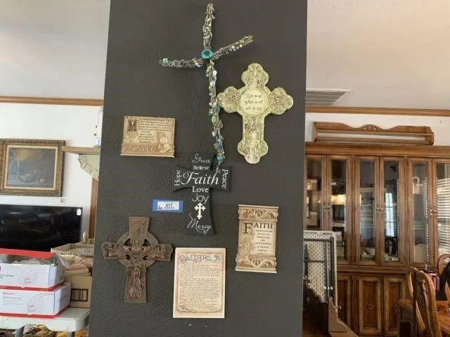 (7 PCS) CROSSES & PLAQUES- RELIGIOUS AND