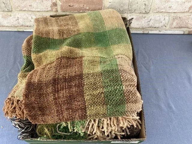 (2 PCS) BURGUNDY CREAM & GREEN THROW (HAS