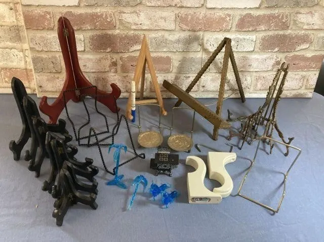 BOX LOT: ASSORTED EASELS AND WOODEN ROD