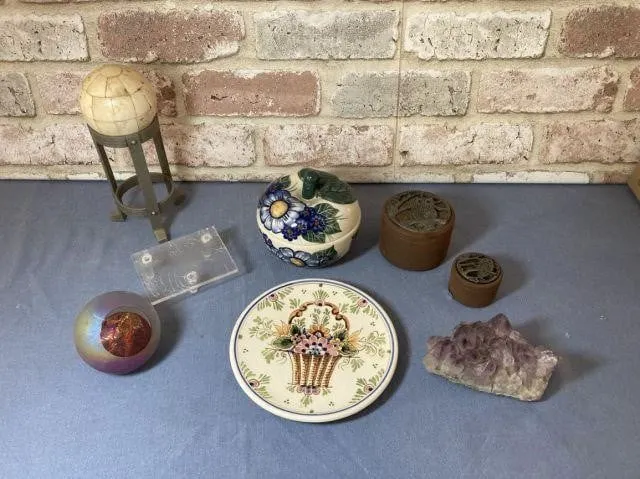 SELECTION OF ASSORTED D�COR ITEMS: TRINKET